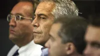 Jeffrey Epstein je bil ameri&scaron;ki finančnik in obsojeni spolni prestopnik, ki je postal svetovno znan zaradi obsežnega &scaron;kandala spolnih zlorab mladoletnic in mreže vplivnih stikov, ki so segali v politiko, gospodarstvo in monarhične kroge.