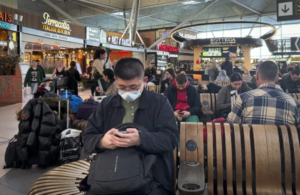 Nekdanjega britanskega policijskega informatorja so aretirali na londonskem letali&scaron;ču Stansted.