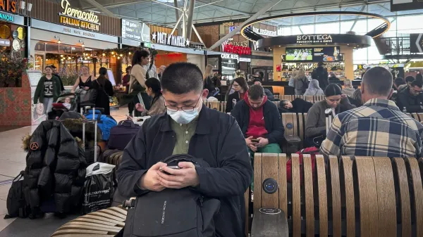 Nekdanjega britanskega policijskega informatorja so aretirali na londonskem letali&scaron;ču Stansted.