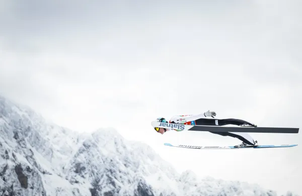 Planica.Posamicna tekma in razglasitev zmagovalcev sezone v skupnih sestevkih FIS svetovnega pokala v smucarskih skokih in smucarskih poletih ter v pokalu narodov.Smucarski skakalec Domen Prevc.