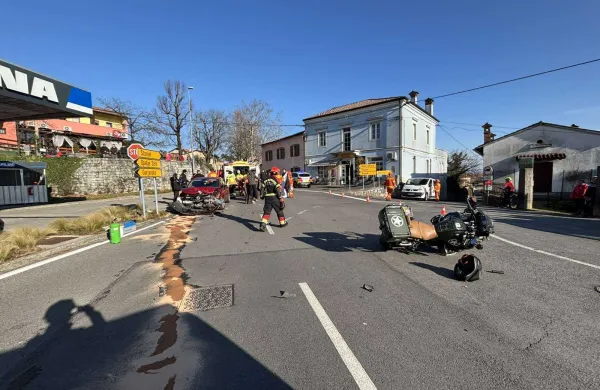 Komen: Z motorjem naravnost pred avto