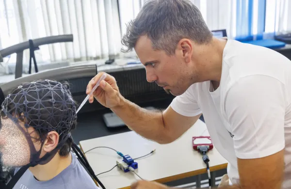 Dr. Uro&scaron; Maru&scaron;ič se ukvarja z nevroznanostjo gibanja.