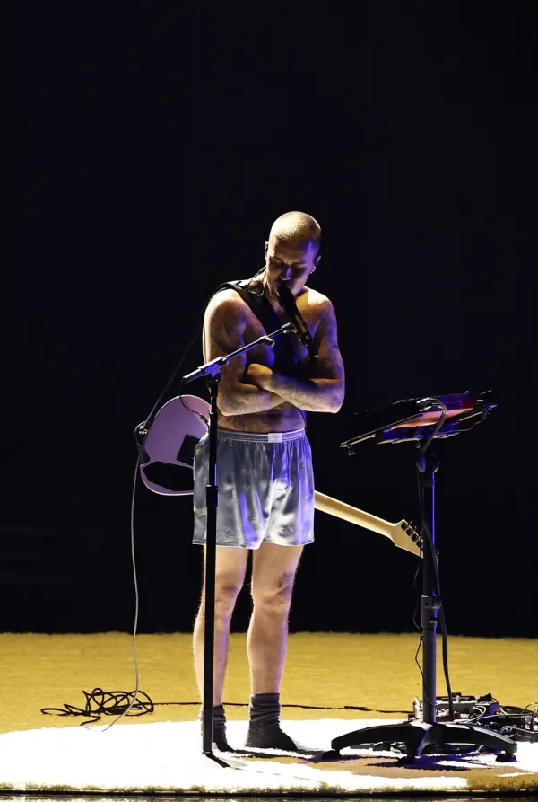 Justin Bieber je &scaron;okiral s svojim nastopom v spodnjicah in nogavicah.