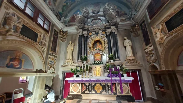 Priprave na obnovo glavnega oltarja in milostne podobe v cerkvi na Kostanjevici postregle z novim presenečenjem