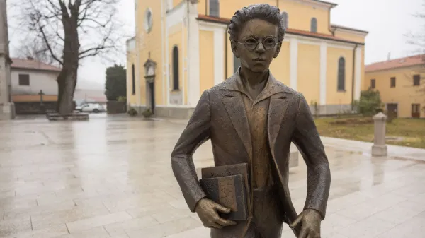 Sezana, Obcina Sezana.Obisk ministrice za kulturo Aste Vrecko na Obcini Sezana.Kip pesnika Srečka Kosovela.