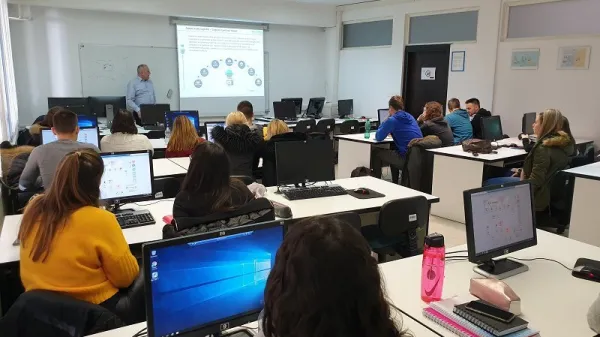 Na fakulteti v &scaron;tudijski proces vključujejo pristope problemskega učenja, ob sodelovanju z raziskovalci drugih fakultet in gospodarstveniki. 