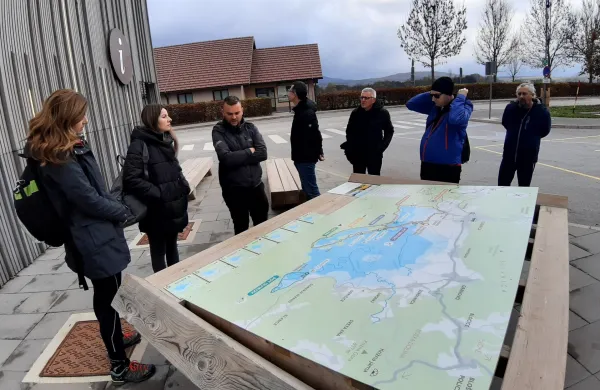 Člani raziskovalnih skupin iz Slovenije in Bosne in Hercegovine na terenskem delu v Notranjskem regijskem parku.