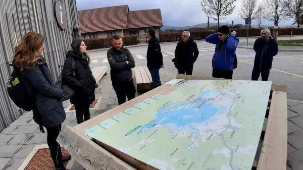 Člani raziskovalnih skupin iz Slovenije in Bosne in Hercegovine na terenskem delu v Notranjskem regijskem parku.