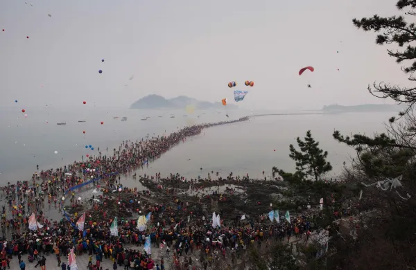 Narava v Južni Koreji dvakrat letno priredi spektakel, ki ga mnogi primerjajo z biblijskim čudežem