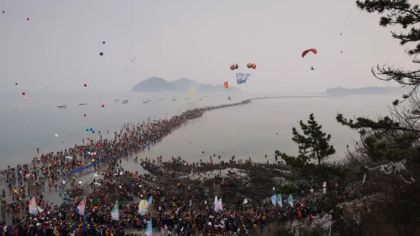 Narava v Južni Koreji dvakrat letno priredi spektakel, ki ga mnogi primerjajo z biblijskim čudežem
