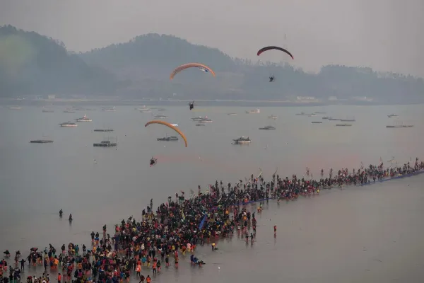 Narava v Južni Koreji dvakrat letno priredi spektakel, ki ga mnogi primerjajo z biblijskim čudežem