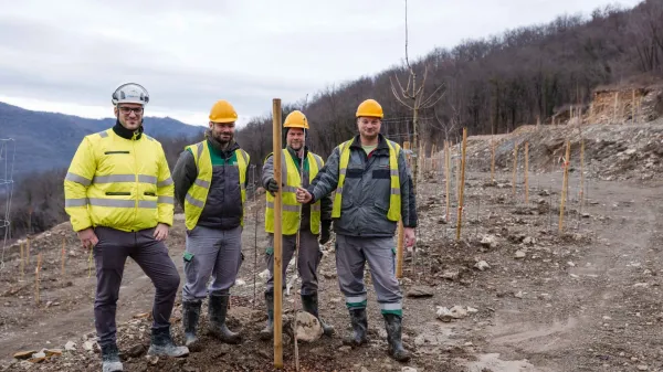 Ekipa, ki skrbi za zasaditev dreves v kamnolomu 