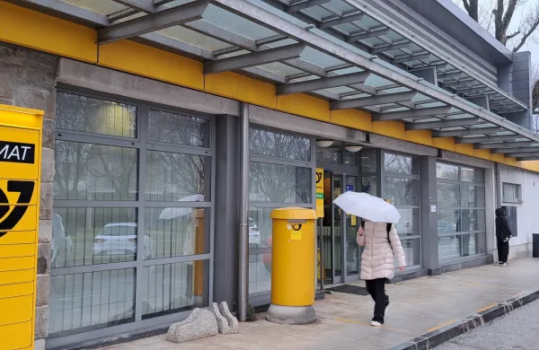 Urnike kraj&scaron;ajo na osmih primorskih po&scaron;tah: &ldquo;Namesto da bi bila po&scaron;ta čim bliže ljudem, se od njih oddaljuje&rdquo;