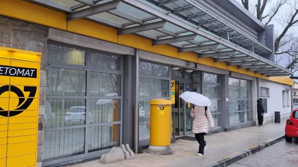 Urnike kraj&scaron;ajo na osmih primorskih po&scaron;tah: &ldquo;Namesto da bi bila po&scaron;ta čim bliže ljudem, se od njih oddaljuje&rdquo;