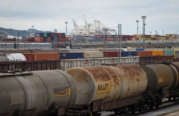 Luka Koper: Med črpanjem goriva je smrdelo po gnilih jajcih