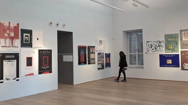 Pol stoletja usmerjanja žarometov v sodobno umetnost na plakatih