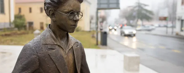 Kaj pa če smo res že tisočkrat mrtvi?