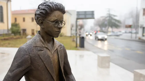 Kaj pa če smo res že tisočkrat mrtvi?