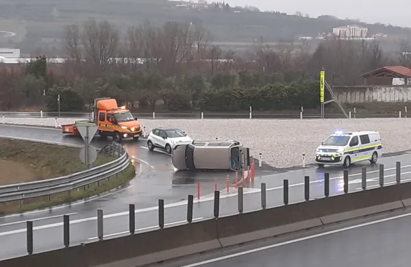 Uvot Bertoki je zaprl avtomobil, ki se je prvernil na bok.