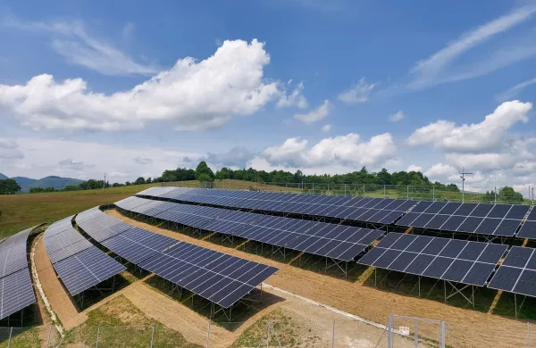 SENG HSE zagon sončna elektrarna Kanalski Vrh bazen ČHE Avče Prva faza sončne elektrarne Kanalski Vrh se razprostira na 2 hektarjih povr&scaron;ine, sestavlja jo 4.736 modulov. Elektrarna z močjo 2,9 MW letna proizvodnja 3,3 GWh električne energije