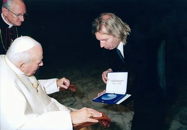 papež janez pavel II. prejme darilo od Gianni Rijavec, ustanovitelj mirovni&scaron;ka fundacija beli golob, sprejem pri papežu