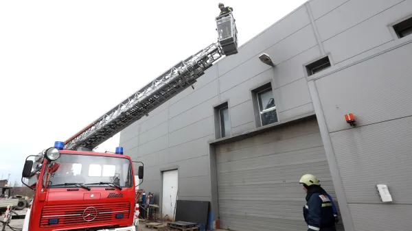 Koper, 06.02.2015Močna burja povzročala težave, Srmin, Sermin, stavb apodjetja Grafist, burja je dvigala pločevinasto streho in so jo gasilci obteževali z vrečami peska