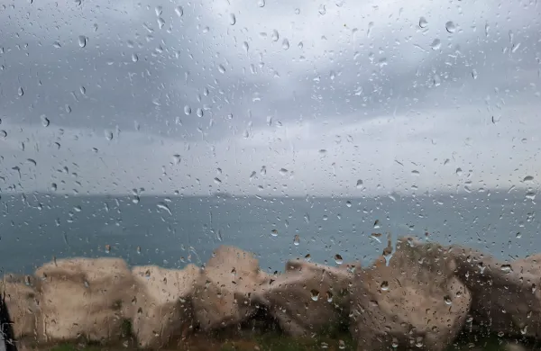 dež sivo nebo oblaki morje vreme