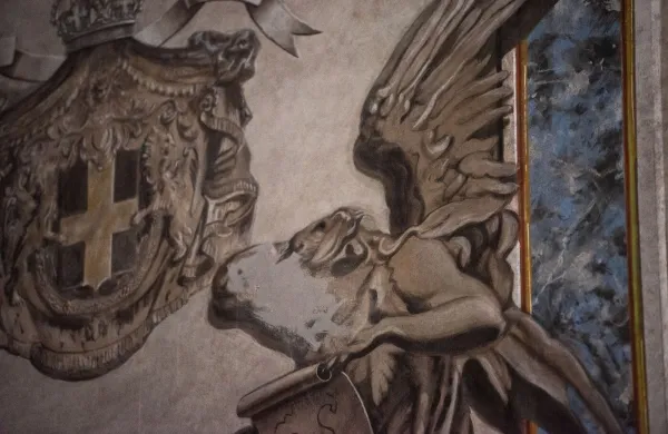 Obraz keruba je 83-letni zakristan in amaterski dekorator enostavno prekril s &scaron;tukom