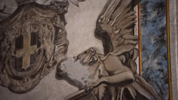 Obraz keruba je 83-letni zakristan in amaterski dekorator enostavno prekril s &scaron;tukom