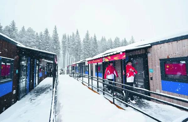 Pogled na olimpijsko in paraolimpijsko vas Cortina D'Ampezzo pred zimskimi olimpijskimi igrami 2026 v Italiji. 