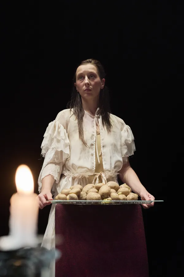 Sara Gor&scaron;e v vlogi mistične Dire