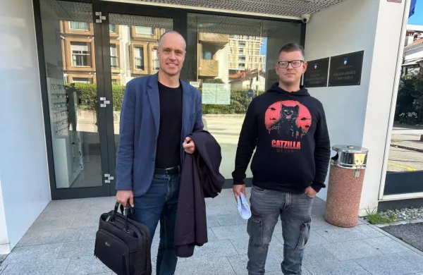 Rok Prelaz, ob njem njegov odvetnik Edi Ermenc, se bo pritožil na sodbo novogori&scaron;kega sodi&scaron;ča, ki ga je obsodilo na pogojno kazen zaradi &scaron;ikaniranja in groženj sodelavki.