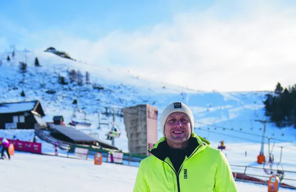 Čeprav že vrsto let ne tekmuje več, ostaja tesno povezan s smučanjem.