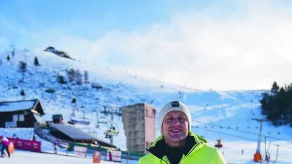 Čeprav že vrsto let ne tekmuje več, ostaja tesno povezan s smučanjem.