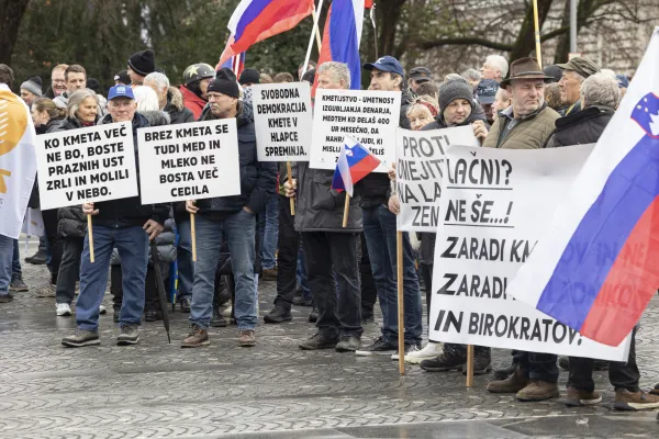 Ljubljana, Drzavni zbor.Priprava protesta s strani Zdruzenja slovenske kmecke iniciative in drugih kmetijskih organizacij.
