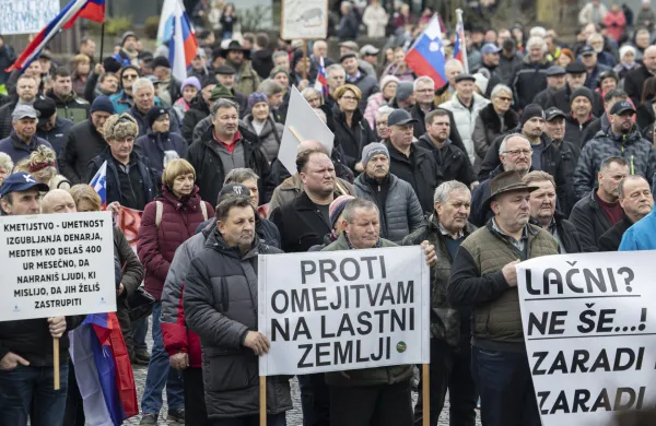 Ljubljana, Drzavni zbor.Priprava protesta s strani Zdruzenja slovenske kmecke iniciative in drugih kmetijskih organizacij.