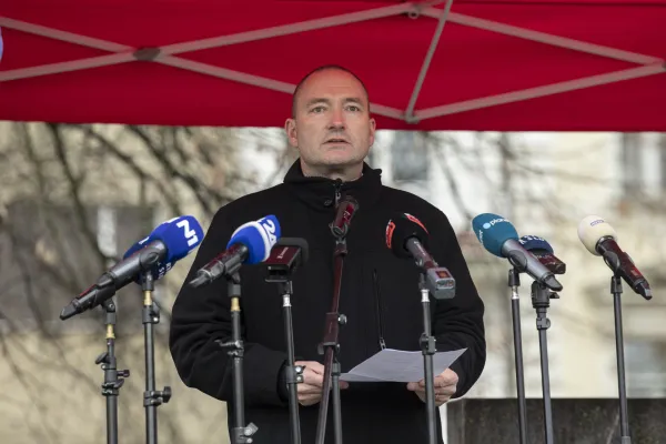 Ljubljana, Drzavni zbor.Priprava protesta s strani Zdruzenja slovenske kmecke iniciative in drugih kmetijskih organizacij.