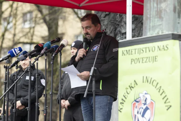 Ljubljana, Drzavni zbor.Priprava protesta s strani Zdruzenja slovenske kmecke iniciative in drugih kmetijskih organizacij.