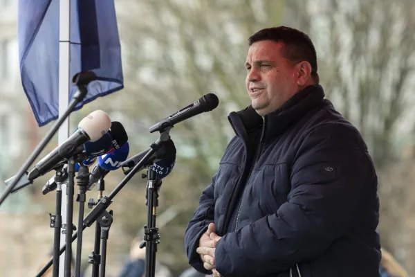 Ljubljana, Drzavni zbor.Priprava protesta s strani Zdruzenja slovenske kmecke iniciative in drugih kmetijskih organizacij.