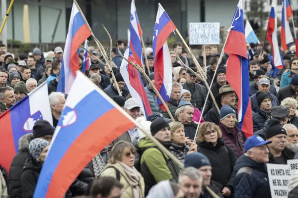 Ljubljana, Drzavni zbor.Priprava protesta s strani Zdruzenja slovenske kmecke iniciative in drugih kmetijskih organizacij.