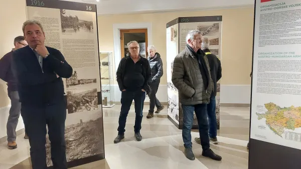 V Pomniku braniteljem slovenske zemlje o dolgih 29 mesecih so&scaron;ke fronte