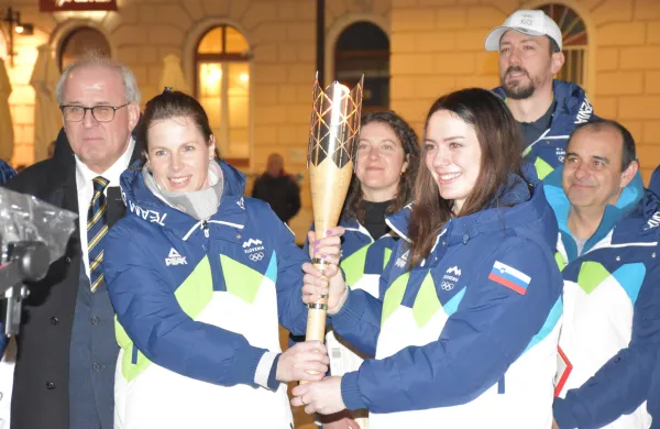  Trg evrope predaja olimpimpijska bakla od leve Rodolfo Ziberna, Vesna Fabjan v ozadju Alja Kozorog, desna predaja Andeja Slokar, v ozadju Dejan Vinčić, desno Uro&scaron; Kodelja.