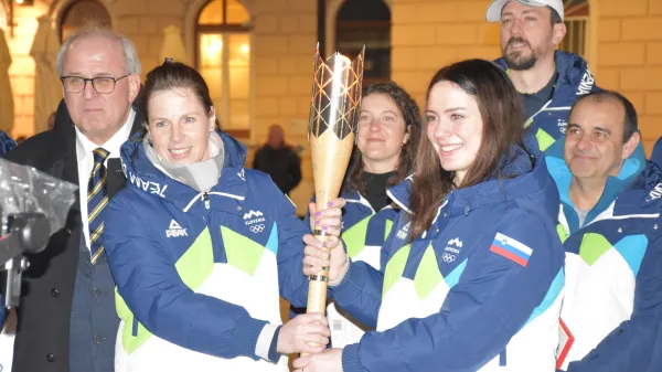  Trg evrope predaja olimpimpijska bakla od leve Rodolfo Ziberna, Vesna Fabjan v ozadju Alja Kozorog, desna predaja Andeja Slokar, v ozadju Dejan Vinčić, desno Uro&scaron; Kodelja.