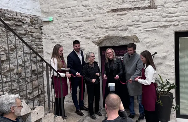 Ob otvoritvi festivala je ministrica za kmetijstvo, gozdarstvo in prehrano Mateja Čalu&scaron;ić izpostavila pomen povezovanja vinarjev, saj posameznik težko nagovori trg.