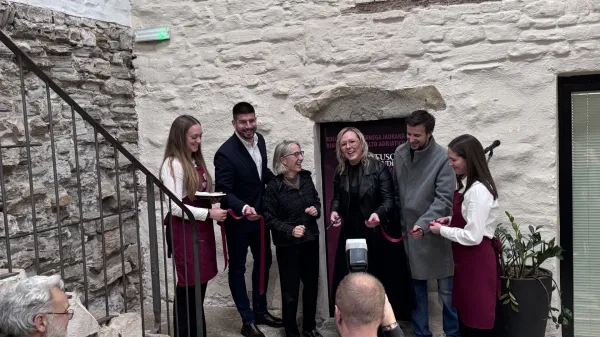 Ob otvoritvi festivala je ministrica za kmetijstvo, gozdarstvo in prehrano Mateja Čalu&scaron;ić izpostavila pomen povezovanja vinarjev, saj posameznik težko nagovori trg.