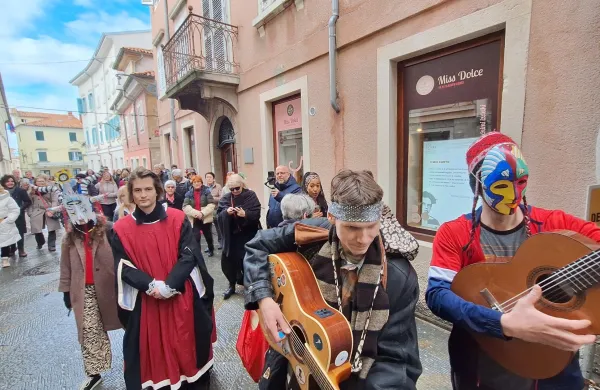 Koprsko karavano je "vodil" domači pesni&scaron;ki kolektiv P&ecirc;ro Sŕce.