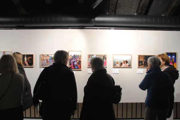 V Galeriji EPIC je sledilo odprtje fotografske razstave GO! WITH THE FLOW fotografa Jerneja Humarja, ki je v 50 fotografijah orisal leto evropske prestolnico kulture.