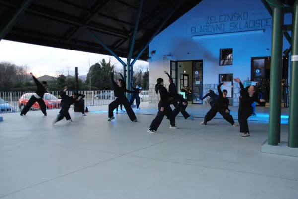 Na terasi EPICentra so se predstavili plesalci MN Dance Companyja, ki so odplesali odlomek iz njihove zadnje predstave Poetično telo.