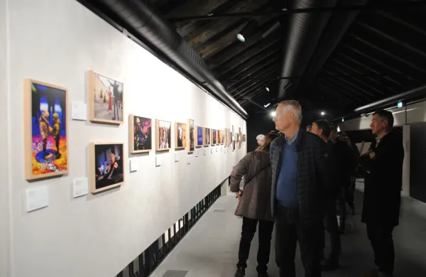 V Galeriji EPIC je sledilo odprtje fotografske razstave GO! WITH THE FLOW fotografa Jerneja Humarja, ki je v 50 fotografijah orisal leto evropske prestolnico kulture.
