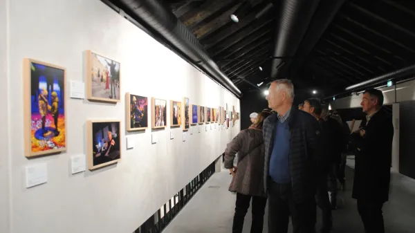 V Galeriji EPIC je sledilo odprtje fotografske razstave GO! WITH THE FLOW fotografa Jerneja Humarja, ki je v 50 fotografijah orisal leto evropske prestolnico kulture.